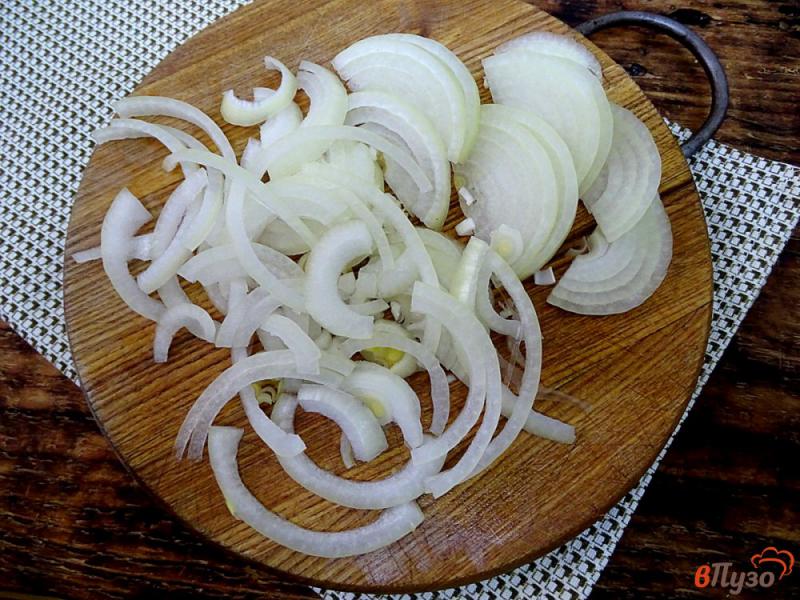 Фото приготовление рецепта: Салат из квашеной капусты с яблоком, клюквой и луком шаг №5