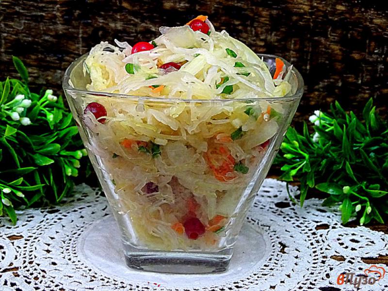 Фото приготовление рецепта: Салат из квашеной капусты с яблоком, клюквой и луком шаг №8