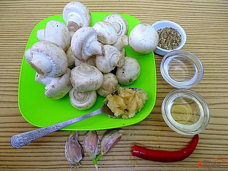 Фото приготовление рецепта: Шампиньоны маринованные в медовом маринаде с перцем шаг №1