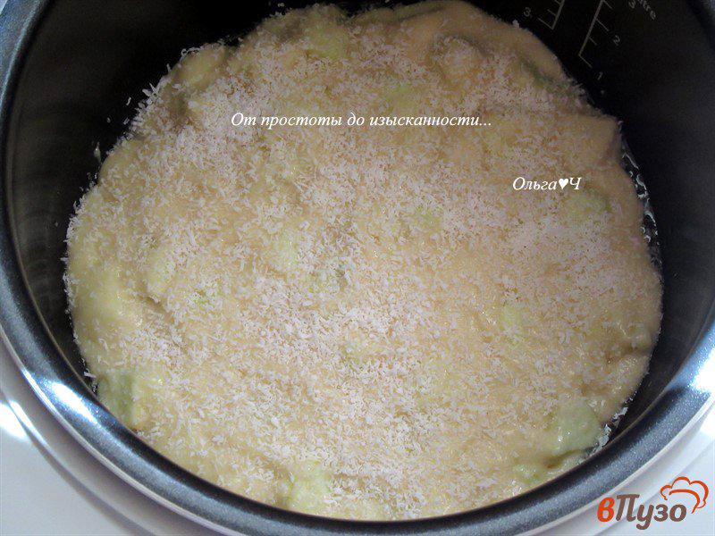 Фото приготовление рецепта: Шарлотка с яблоками и кокосовой стружкой шаг №3