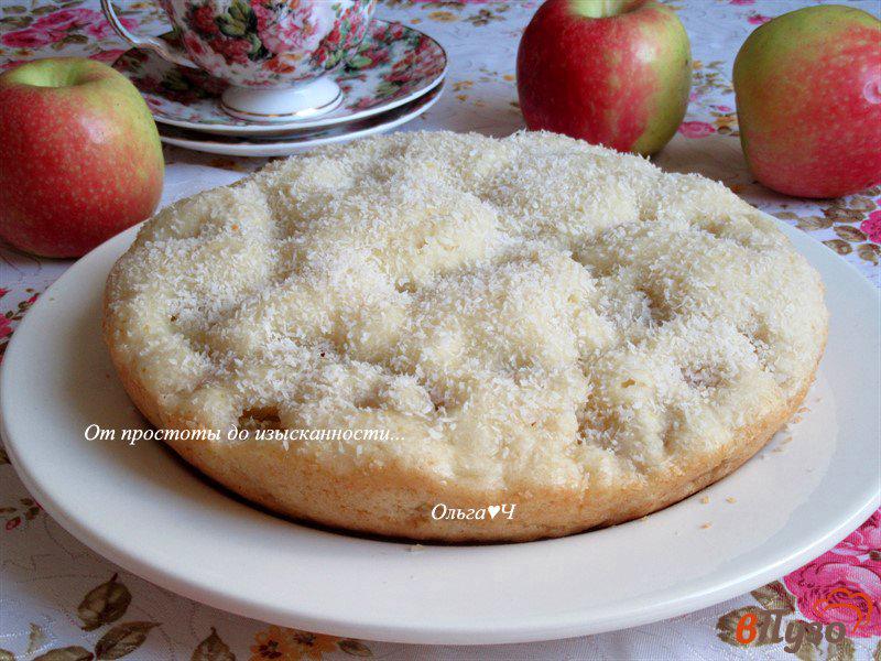 Фото приготовление рецепта: Шарлотка с яблоками и кокосовой стружкой шаг №4