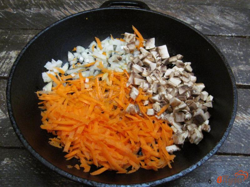 Фото приготовление рецепта: Овощные оладьи с вареным мясом и грибами шаг №1