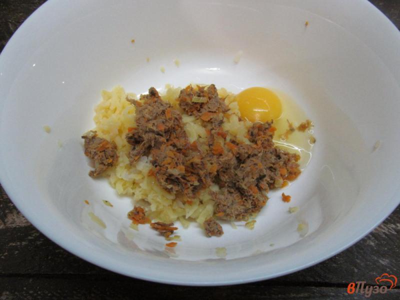 Фото приготовление рецепта: Овощные оладьи с вареным мясом и грибами шаг №4