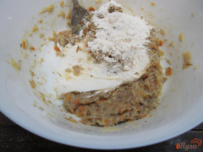 Фото приготовление рецепта: Овощные оладьи с вареным мясом и грибами шаг №5