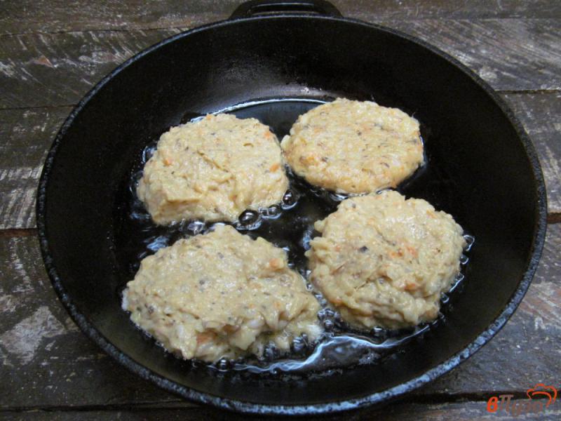 Фото приготовление рецепта: Овощные оладьи с вареным мясом и грибами шаг №6