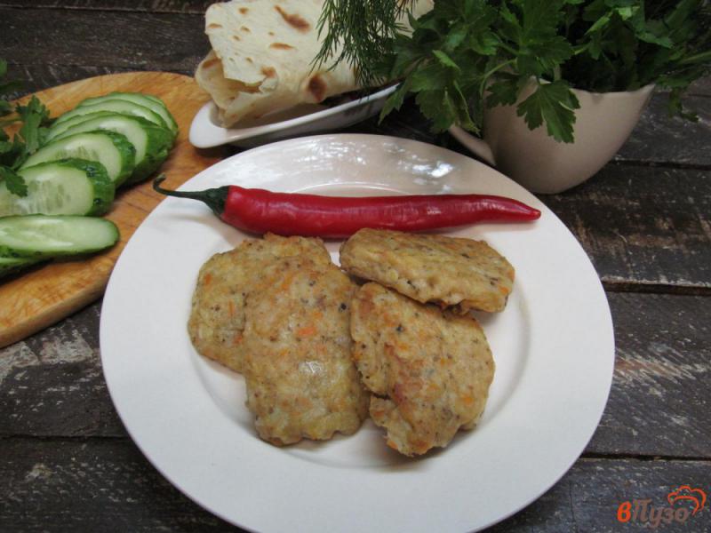 Фото приготовление рецепта: Овощные оладьи с вареным мясом и грибами шаг №7
