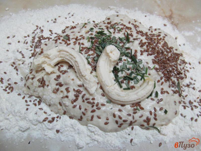 Фото приготовление рецепта: Булочки с сыром розмарином и семенами льна шаг №5