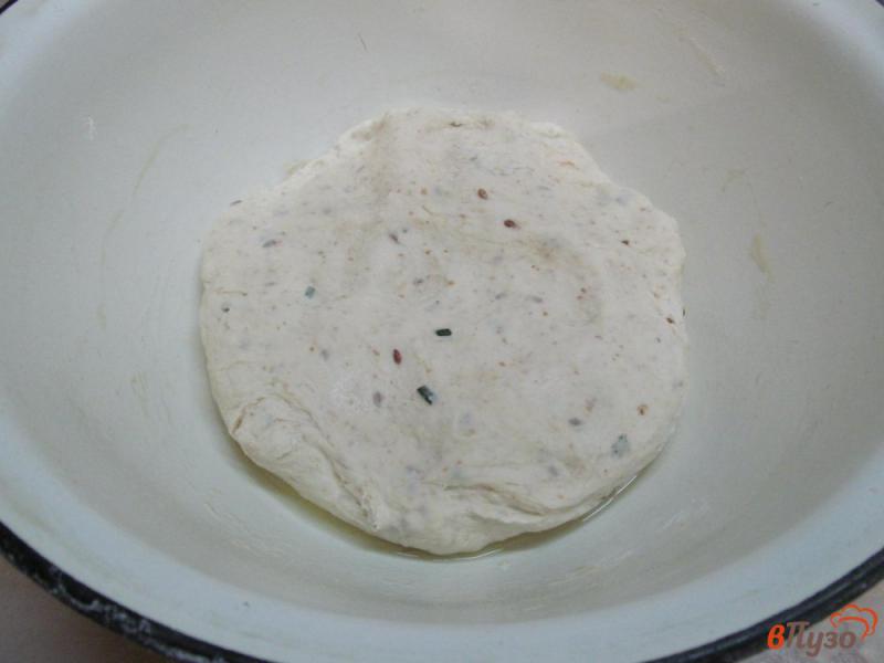 Фото приготовление рецепта: Булочки с сыром розмарином и семенами льна шаг №6