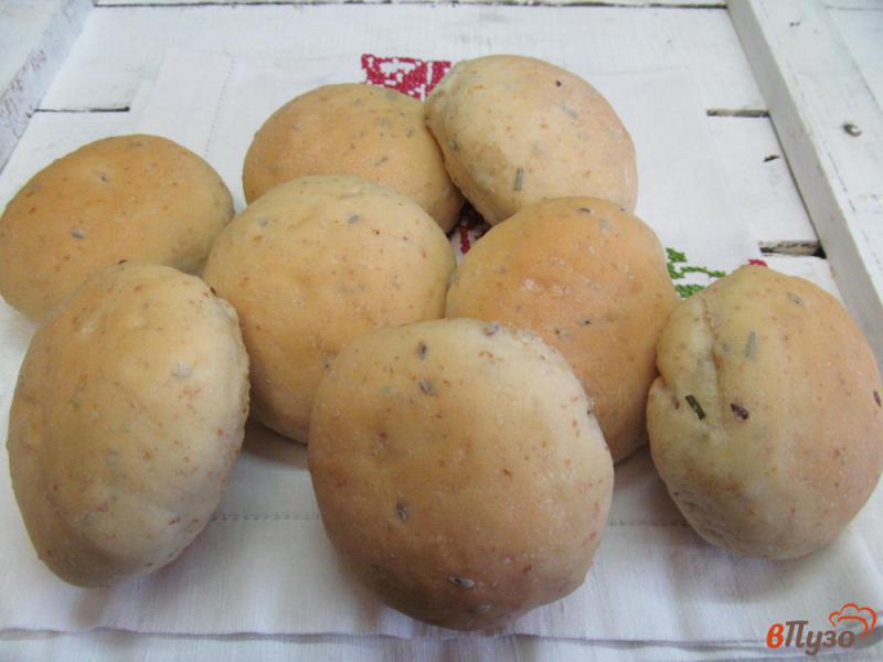 Фото приготовление рецепта: Булочки с сыром розмарином и семенами льна шаг №11