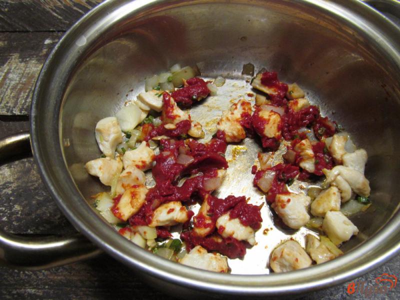 Фото приготовление рецепта: Куриный суп с рисом и томатом шаг №3