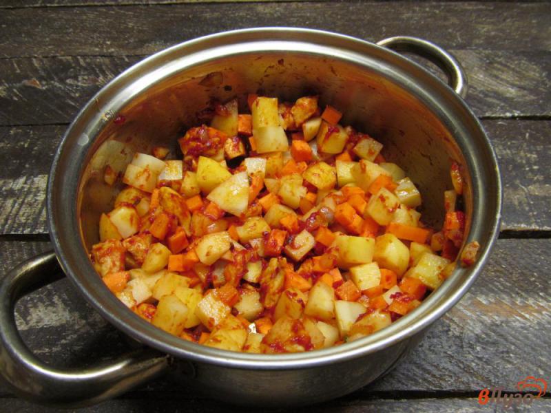 Фото приготовление рецепта: Куриный суп с рисом и томатом шаг №4