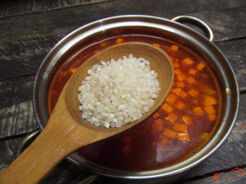 Фото приготовление рецепта: Куриный суп с рисом и томатом шаг №5