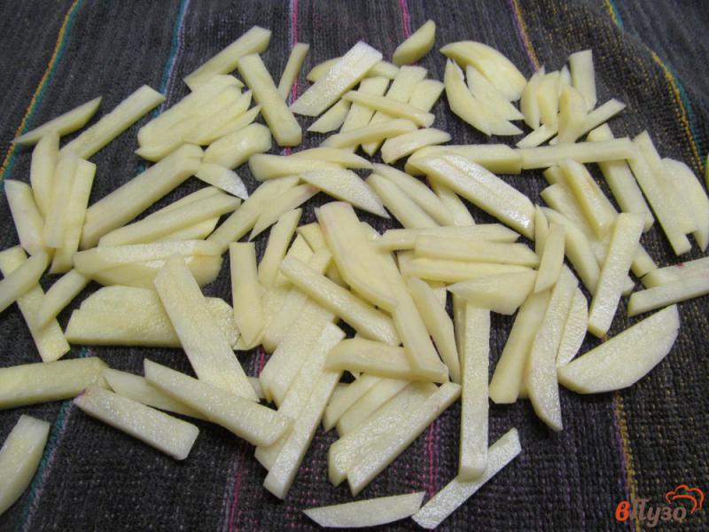 Фото приготовление рецепта: Картофель фри с ароматной солью шаг №2