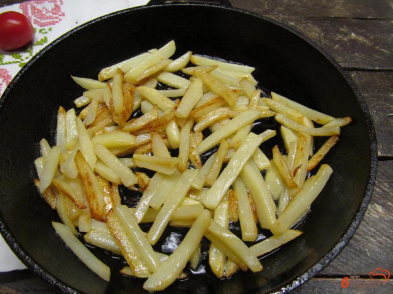 Фото приготовление рецепта: Картофель фри с ароматной солью шаг №3