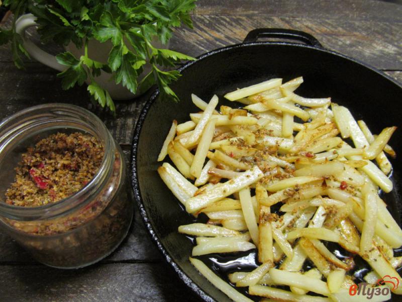 Фото приготовление рецепта: Картофель фри с ароматной солью шаг №5