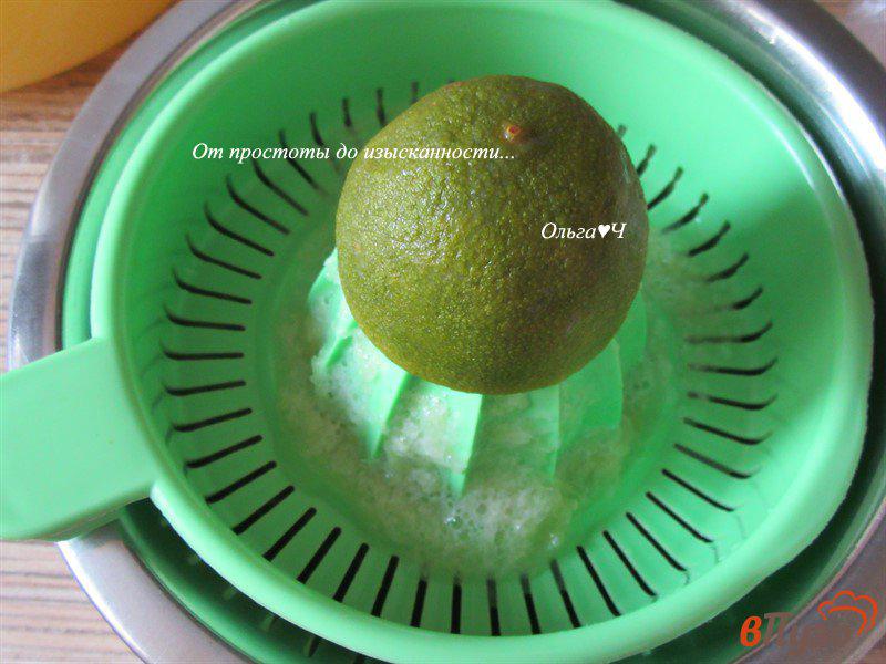 Фото приготовление рецепта: Напиток из апельсина и лайма шаг №4