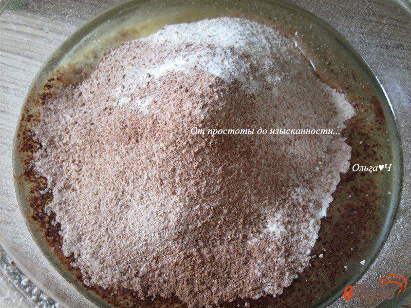 Фото приготовление рецепта: Шоколадный манник с красной смородиной шаг №2