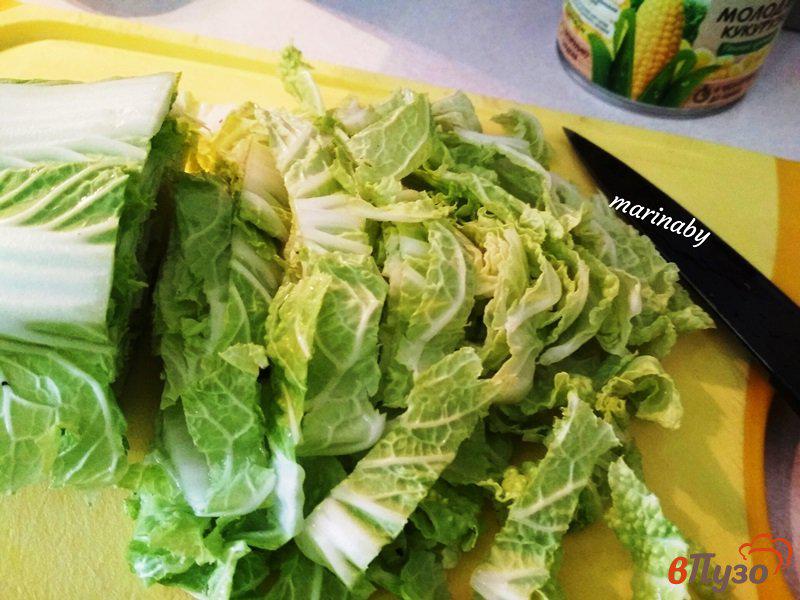 Фото приготовление рецепта: Салат из пекинской капусты с отварной грудкой шаг №2