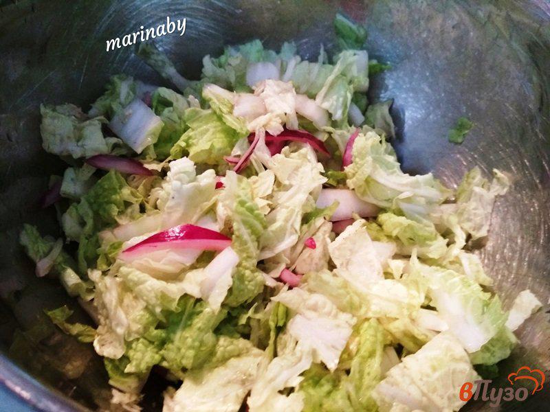 Фото приготовление рецепта: Салат из пекинской капусты с отварной грудкой шаг №3