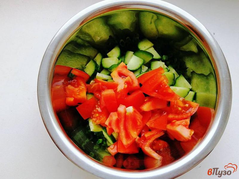 Фото приготовление рецепта: Салат с редисом и зеленью шаг №4