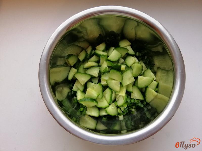Фото приготовление рецепта: Салат с редисом и зеленью шаг №3