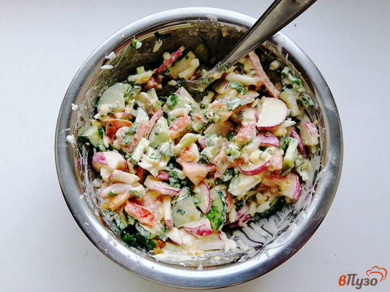 Фото приготовление рецепта: Салат с редисом и зеленью шаг №7