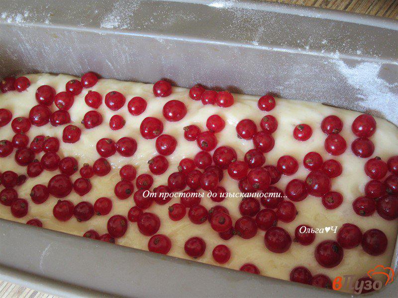 Фото приготовление рецепта: Сметанный кекс с красной смородиной шаг №2