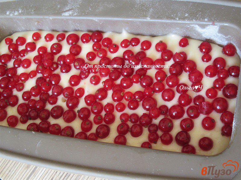 Фото приготовление рецепта: Сметанный кекс с красной смородиной шаг №3