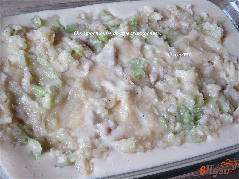Фото приготовление рецепта: Заливной пирог со свининой и картофельным пюре шаг №4