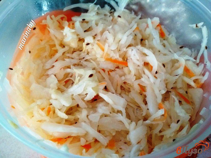 Фото приготовление рецепта: Простой салат из квашенной капусты шаг №2