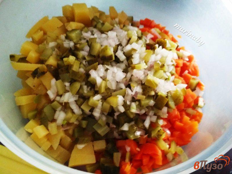 Фото приготовление рецепта: Мясной салат «Оливье» из копченного языка и курицы гриль шаг №5