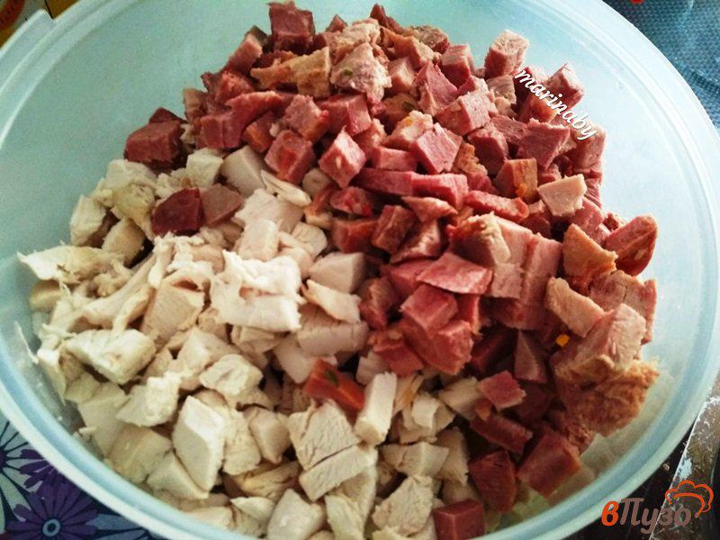 Фото приготовление рецепта: Мясной салат «Оливье» из копченного языка и курицы гриль шаг №6