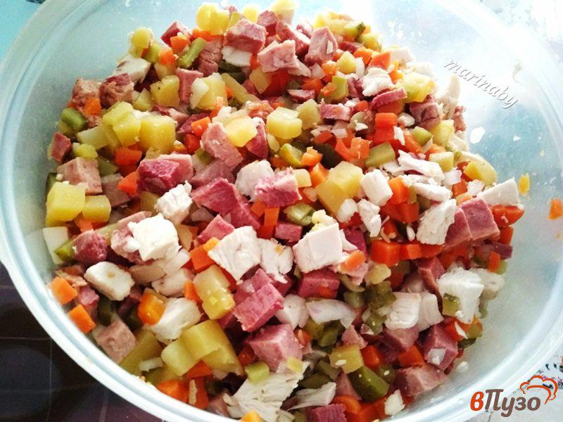 Фото приготовление рецепта: Мясной салат «Оливье» из копченного языка и курицы гриль шаг №7