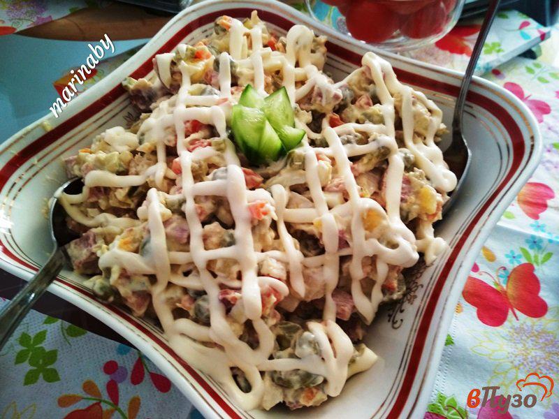 Фото приготовление рецепта: Мясной салат «Оливье» из копченного языка и курицы гриль шаг №11