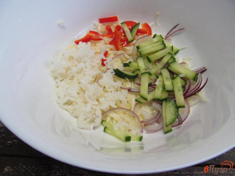 Фото приготовление рецепта: Салат с ветчиной рисом и болгарским перцем шаг №2