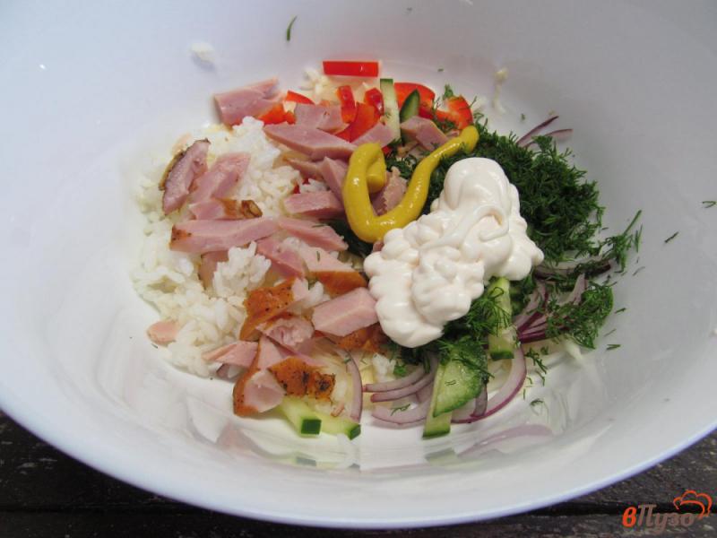 Фото приготовление рецепта: Салат с ветчиной рисом и болгарским перцем шаг №4
