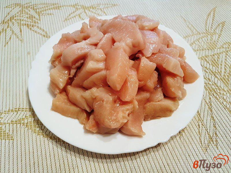 Фото приготовление рецепта: Суп-рагу с курицей и грибами шаг №2