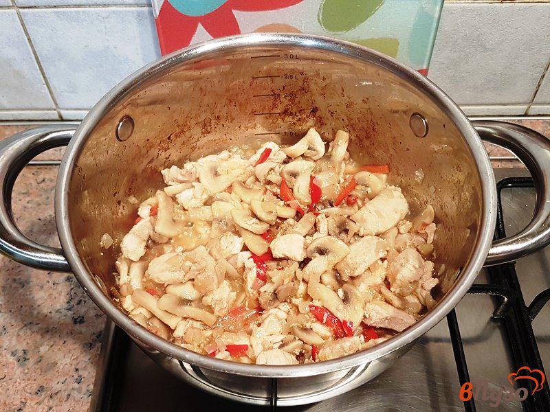 Фото приготовление рецепта: Суп-рагу с курицей и грибами шаг №11