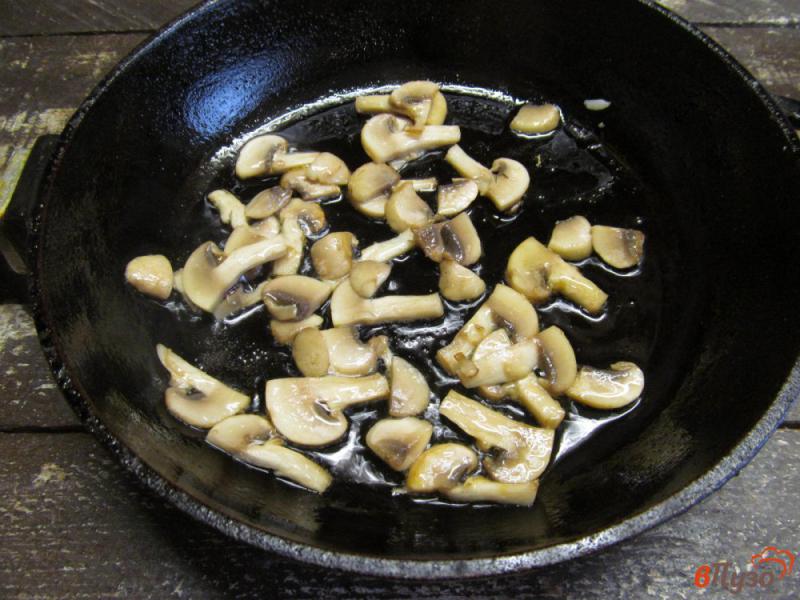 Фото приготовление рецепта: Рис с грибами и помидором шаг №2