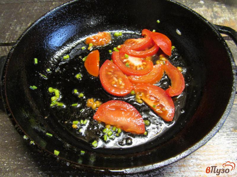 Фото приготовление рецепта: Рис с грибами и помидором шаг №3