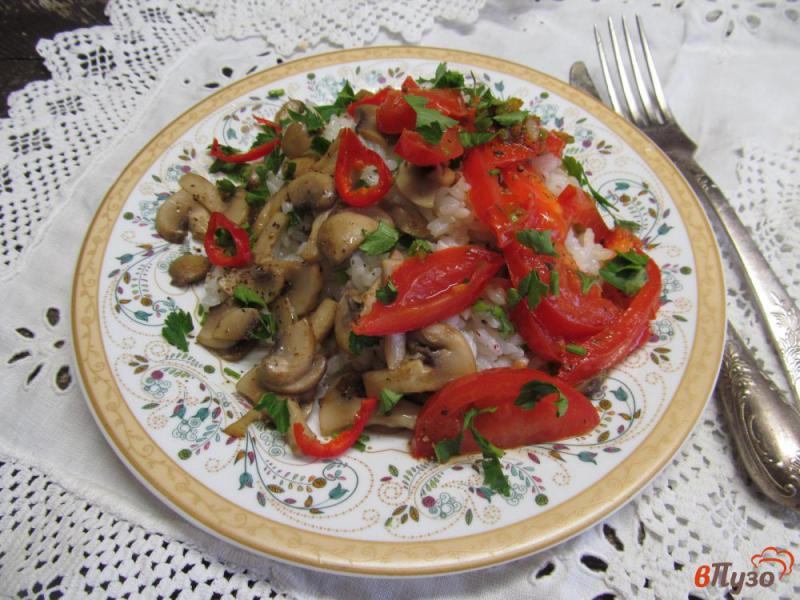 Фото приготовление рецепта: Рис с грибами и помидором шаг №5