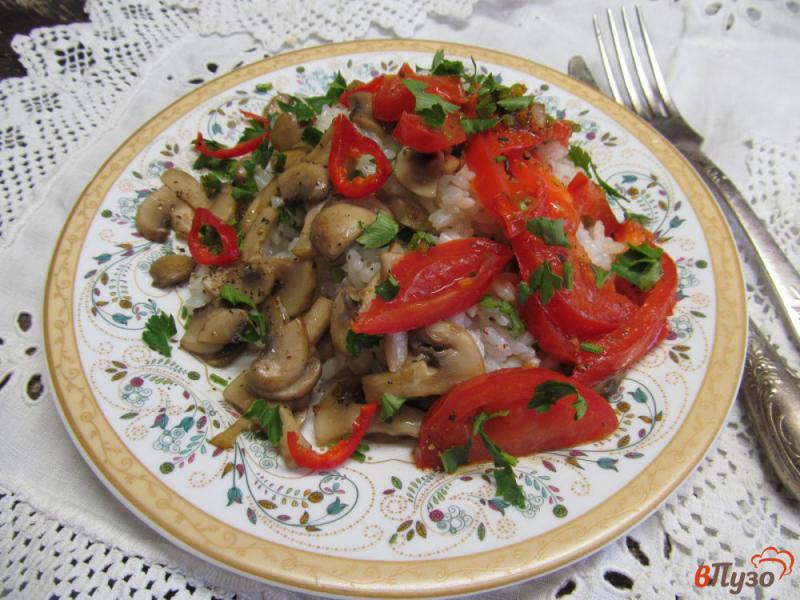 Фото приготовление рецепта: Рис с грибами и помидором шаг №4