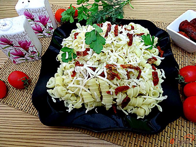 Фото приготовление рецепта: Паста с вялеными помидорами и моцареллой шаг №5