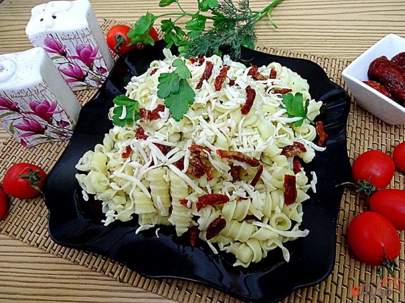 Фото приготовление рецепта: Паста с вялеными помидорами и моцареллой шаг №6