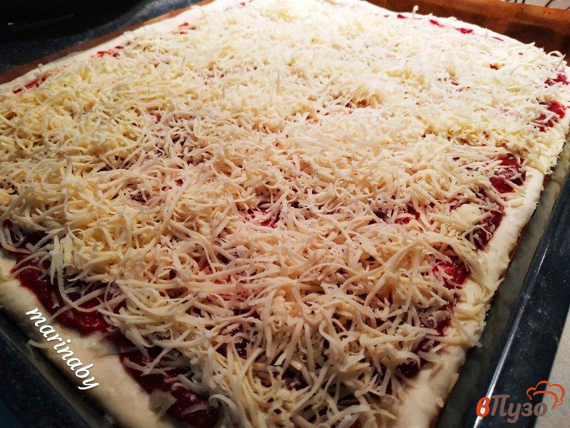 Фото приготовление рецепта: Мясная пицца на дрожжевом тесте шаг №9