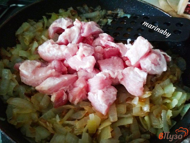 Фото приготовление рецепта: Картофельная бабка со свиной зажаркой шаг №4