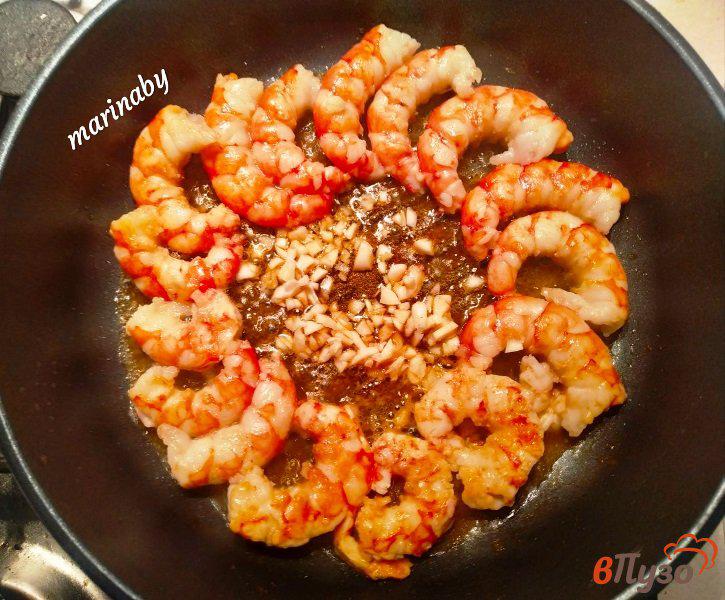 Фото приготовление рецепта: Королевские креветки в томатном соусе шаг №4