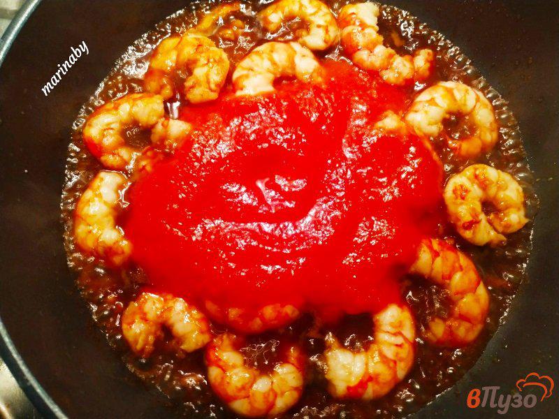 Фото приготовление рецепта: Королевские креветки в томатном соусе шаг №6