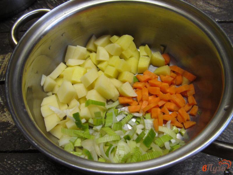 Фото приготовление рецепта: Овощной суп на грибном бульоне шаг №2