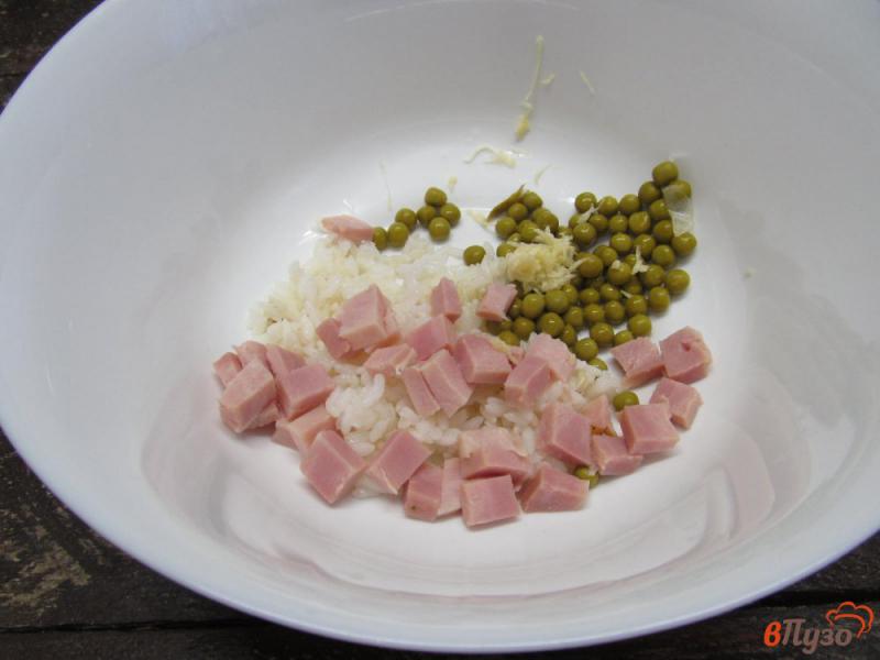 Фото приготовление рецепта: Салат из ветчины с рисом и консервированным горошком шаг №2